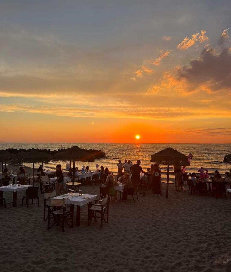 Sunset Beach 피우미치노 외부 사진